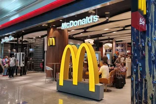 News Article Image Mccdonald's-Kunden bevorzugen Hähnchenfleisch gegenüber pflanzlichen Optionen: Bericht - McDonald's