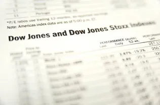 News Article Image Der Dow Jones Industrial Average dreht sich am Freitag, als sich die PMI-Daten mit den Hoffnungen auf Zinssenkungen überschneiden.